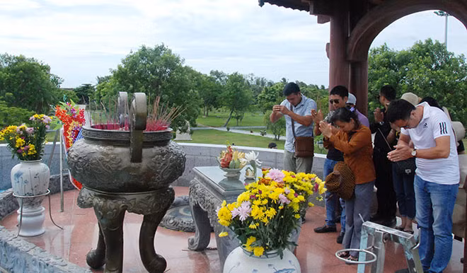Khách đến thăm, viếng Thành cổ Quảng Trị nhân kỷ niệm 70 năm Ngày Thương binh - Liệt sĩ.