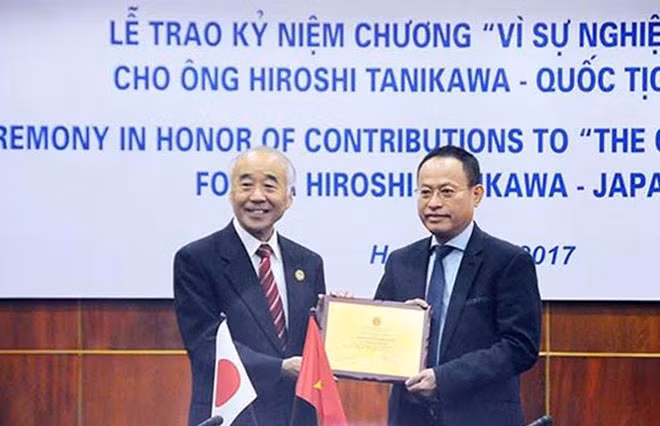 Lãnh đạo Bộ GD&ĐT trao Kỷ niệm chương vì sự nghiệp giáo dục cho ông Hiroshi Tanikawa tại Hà Nội ngày 15-3.
