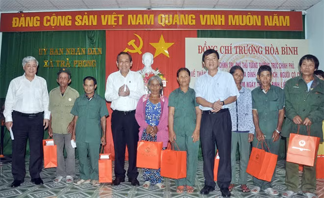 Đồng chí Trương Hòa Bình, Phó Thủ tướng Thường trực Chính phủ, cùng các đại biểu tặng quà cho các gia đình chính sách huyện Tây Trà (ảnh Lâm Quang Vũ). Đồng chí Trương Hòa Bình, Phó Thủ tướng Thường trực Chính phủ, cùng các đại biểu tặng quà cho các gia đình chính sách huyện Tây Trà (ảnh Lâm Quang Vũ).
