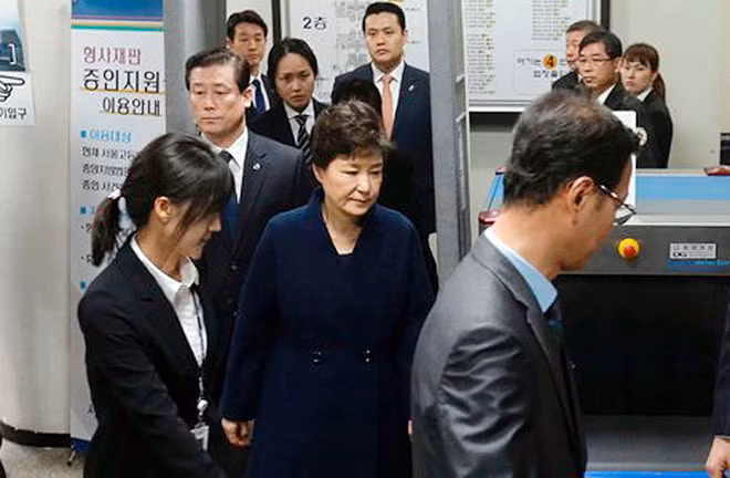 Cựu Tổng thống Hàn Quốc Park Geun-hye đã bị bắt và đưa đến Trung tâm tạm giam Seoul ở Uiwang thuộc tỉnh Gyeonggi hôm 31-3. Ảnh: The New York Time.