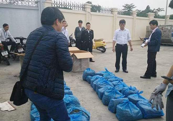 Lực lượng chức năng phối hợp kiểm tra hàng hóa.