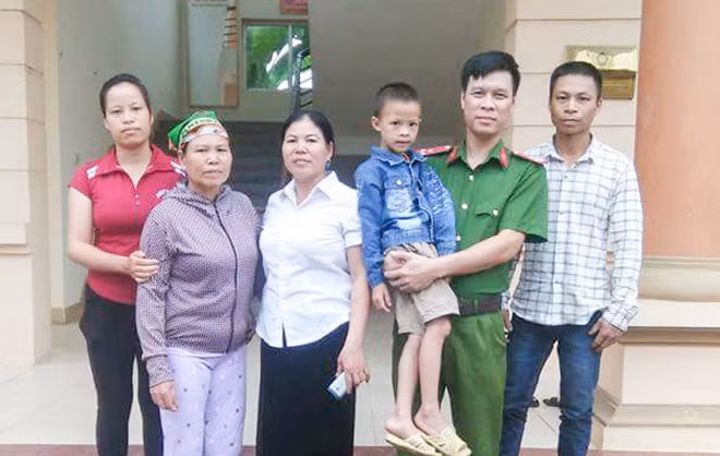 Thượng úy Ngô Quang Nam cùng bé Du và bố mẹ, thân nhân gia đình của cháu.