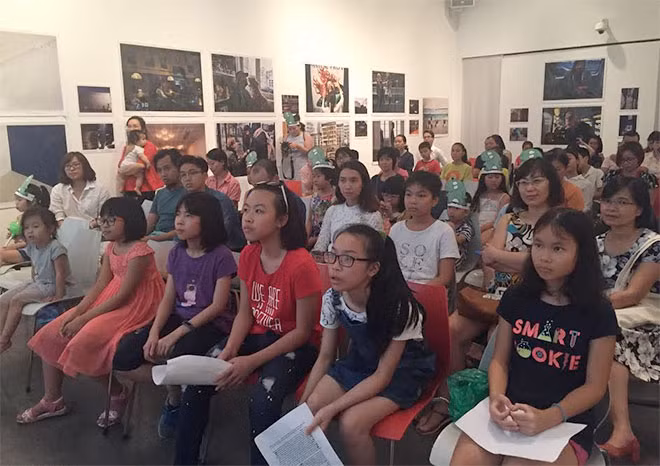 Buổi ra mắt sách tại viện Goethe Hà Nội thu hút các em nhỏ.