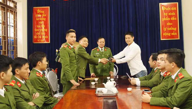Anh Nguyễn Thăng Phúc (áo trắng) vui mừng nhận lại tài sản.