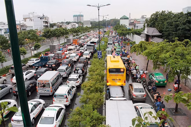 Đến 15h30 mưa tạm tạnh nhưng Đại Lộ Phạm Văn Đồng giao thông gần như tê liệt gần 2km theo hướng đi Sân bay Tân Sơn Nhất.