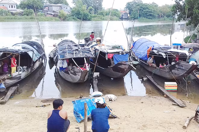 Người dân Thủy Phú nhiều lần kiến nghị lên chính quyền các cấp với mong muốn được lên bờ để “an cư lạc nghiệp".