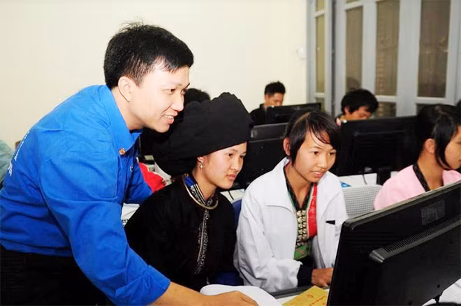 Đoàn viên Thanh niên VNPT phổ cập tin học và Internet cho các em học sinh trường THPT Sìn Hồ, Lai Châu