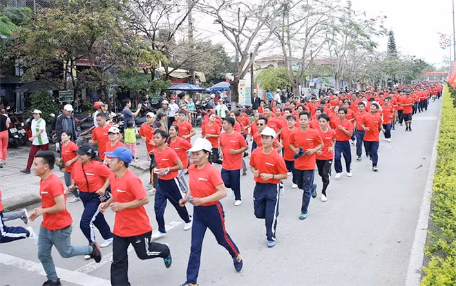 Khoảng 2.500 người dân huyện A Lưới tham gia Ngày chạy Olympic.