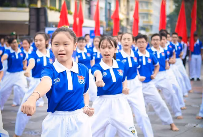 Màn biểu diễn võ thuật của các em thiếu nhi.