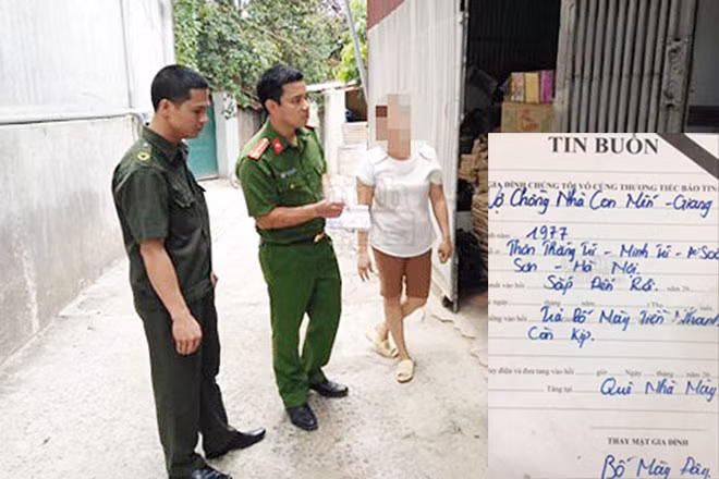 Công an huyện Sóc Sơn có mặt tại hiện trường và cáo phó được các đối tượng dán xung quanh nhà để uy hiếp tinh thần gia đình "con nợ".