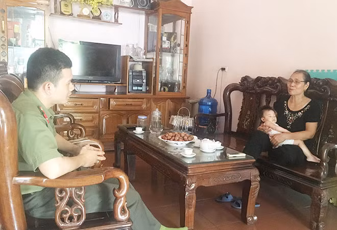 Bà Hà Thị Ẩn, vợ liệt sỹ Hà Thái Yềm trò chuyện với đồng đội của con.