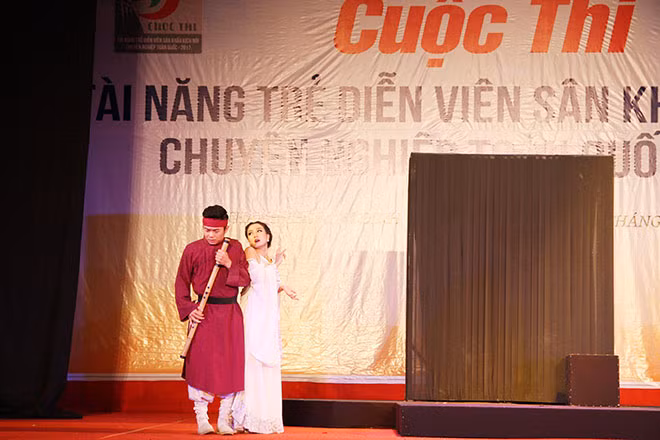 Diễn viên Hồng Lê trong trích đoạn Đát Kỷ. Diễn viên Hồng Lê trong trích đoạn Đát Kỷ.