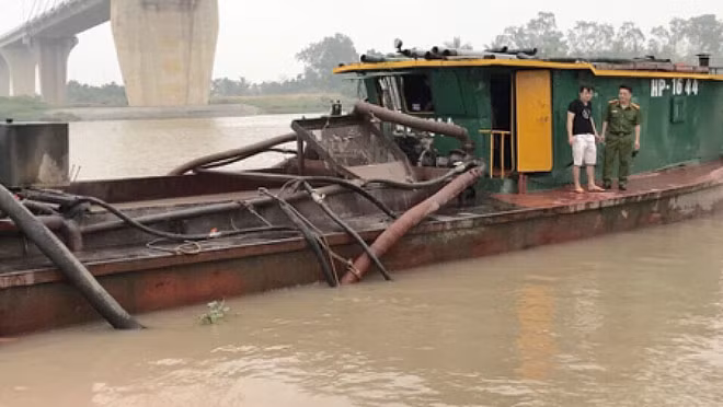 Tàu cát bị bắt giữ. Tàu cát bị bắt giữ.