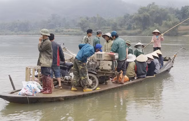 Máy móc, xe máy và nhiều nông cụ khác cũng được chở cùng chuyến đò cùng với người. Máy móc, xe máy và nhiều nông cụ khác cũng được chở cùng chuyến đò cùng với người.