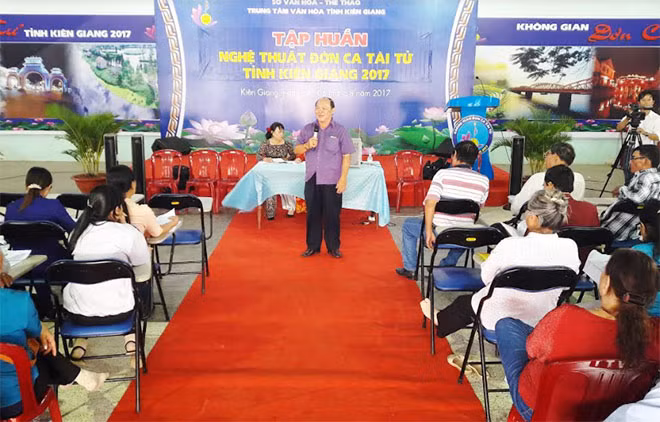NSƯT Hoàng Tấn đên từ TP Hồ Chí Minh trao đổi nghệ thuật ĐCTT tại buổi Tọa đàm.