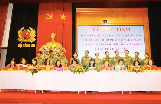 Các đơn vị trong Cụm thi đua số 13 ký kết giao ước thi đua.