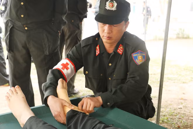 Lực lượng y tế CSCĐ luôn đảm bảo sức khoẻ cho CBCS.