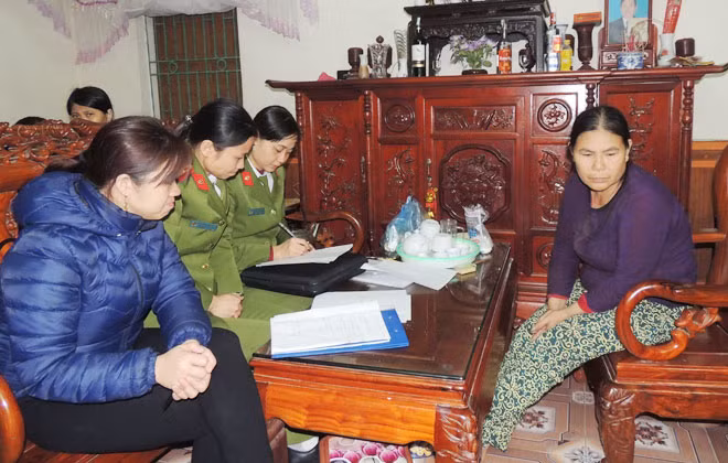 Lực lượng chức năng Công an Hà Nam lập biên bản vi phạm đối với bà Trần Thị Lan.