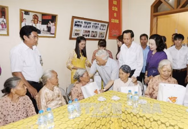 Tổng Bí thư Nguyễn Phú Trọng đến từng phòng ở, thăm hỏi, động viên và tặng quà cho người có công với cách mạng đang điều dưỡng tại Trung tâm. Ảnh: TTXVN. Tổng Bí thư Nguyễn Phú Trọng đến từng phòng ở, thăm hỏi, động viên và tặng quà cho người có công với cách mạng đang điều dưỡng tại Trung tâm. Ảnh: TTXVN.