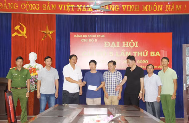 Đại tá Đinh Tiến Quân, Giám đốc (áo trắng) và Đại tá Hoàng Mạnh Hùng, Phó Giám đốc (áo đen) Công an tỉnh Lao Cai, khen thưởng các đơn vị tham gia phá án. Đại tá Đinh Tiến Quân, Giám đốc (áo trắng) và Đại tá Hoàng Mạnh Hùng, Phó Giám đốc (áo đen) Công an tỉnh Lao Cai, khen thưởng các đơn vị tham gia phá án.