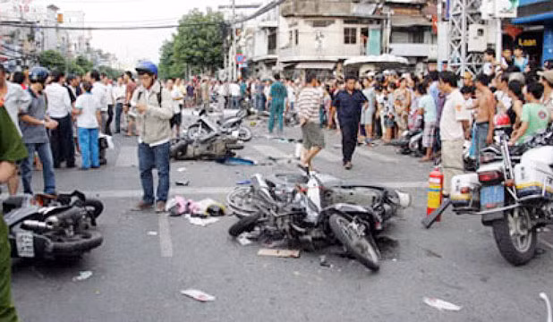 Dửng dưng trước tai nạn... mới chỉ là một nửa của sự vô cảm.