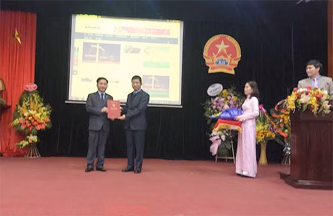 Trao Giấy phép hoạt động của Tạp chí điện tử Kiểm sát.