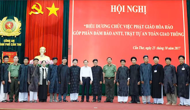 Lãnh đạo UBND thành phố, Ban Giám đốc Công an TP Cần Thơ, cùng các chức việc PGHH trên địa bàn. Lãnh đạo UBND thành phố, Ban Giám đốc Công an TP Cần Thơ, cùng các chức việc PGHH trên địa bàn.