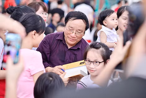 Nhà thơ Trần Đăng Khoa giao lưu với độc giả NXB Kim Đồng. Ảnh: Giáng Ngọc. Nhà thơ Trần Đăng Khoa giao lưu với độc giả NXB Kim Đồng. Ảnh: Giáng Ngọc.