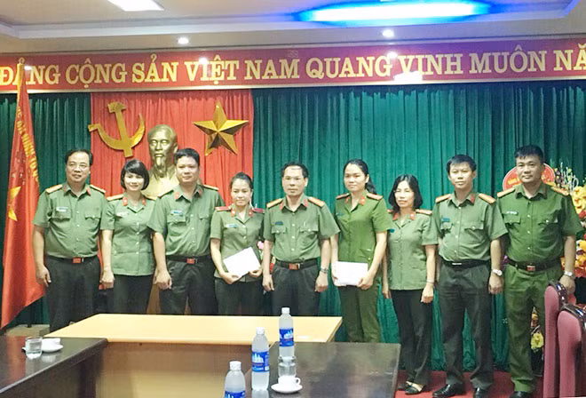 Đại tá Trần Thanh Phong, Phó Tổng Biên tập Báo CAND trao 100 triệu đồng cho thân nhân liệt sỹ Lường Phát Chiêm và Bùi Công Nguyên.