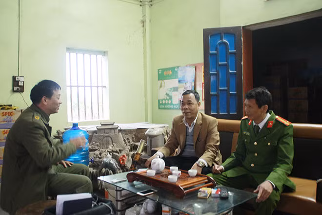 Ông Phạm Văn Huy, Giám đốc Công ty TNHH thương mại và dịch vụ Trường Phát trao đổi với cán bộ Công an huyện Yên Mỹ.