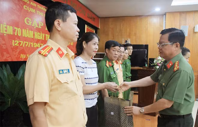 Đại tá Đào Thanh Hải trao quà tặng thân nhân các liệt sỹ đang công tác tại các đơn vị thuộc Cụm thi đua số 3.
