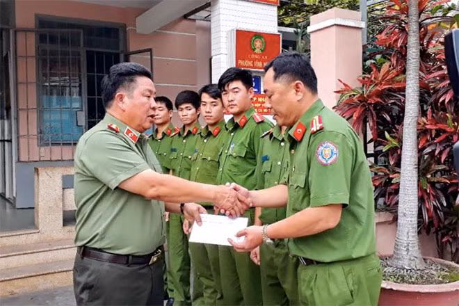 Thứ trưởng Bùi Văn Thành đến thăm, tặng quà cho Công an phường Vĩnh Nguyên. Thứ trưởng Bùi Văn Thành đến thăm, tặng quà cho Công an phường Vĩnh Nguyên.