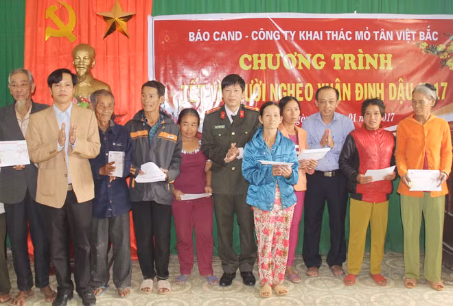Đại diện Báo CAND và Công ty Tân Việt Bắc trao quà Tết cho người nghèo, gia đình chính sách ở xã Phong Xuân.