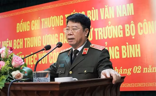 Thứ trưởng Bùi Văn Nam phát biểu với cán bộ chủ chốt Công an tỉnh Quảng Bình.