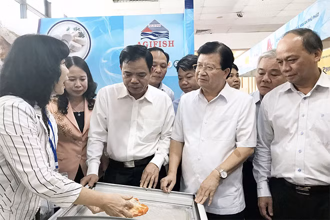 Phó Thủ tướng Trịnh Đình Dũng trao đổi với đại diện các DN thủy sản có mặt tại Hội chợ. Ảnh: VGP/Xuân Tuyến