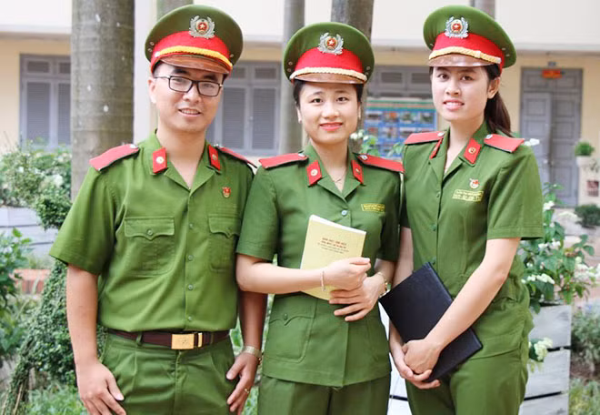 Sinh viên Phạm Văn Chiến (ngoài cùng bên trái) và Trần Thị Nhã Nhung (ngoài cùng bên phải). Sinh viên Phạm Văn Chiến (ngoài cùng bên trái) và Trần Thị Nhã Nhung (ngoài cùng bên phải).