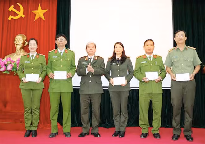 Đồng chí Thiếu tướng Nghiêm Triêu Dương, Phó Viện trưởng Viện Chiến lược và Khoa học Công an trao giấy chứng nhận bồi dưỡng nghiệp vụ thư viện cho các học viên. Đồng chí Thiếu tướng Nghiêm Triêu Dương, Phó Viện trưởng Viện Chiến lược và Khoa học Công an trao giấy chứng nhận bồi dưỡng nghiệp vụ thư viện cho các học viên.