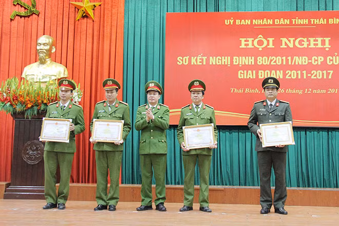 Trao thưởng tới các tập thể, cá nhân có thành tích xuất sắc.