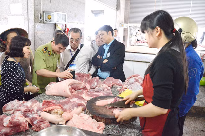 Cần có biện pháp kiểm tra thực phẩm tại các chợ một cách hiệu quả.