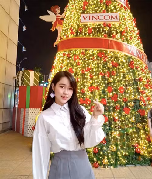 Hot girl Bảo My thì hoàn toàn bị choáng ngợp bởi cây thông khổng lồ tại Vincom Plaza Gò Vấp, chia sẻ nhiều hình xinh lung linh và còn rủ rê mọi người đến chơi chụp ảnh check –in cùng nữa.