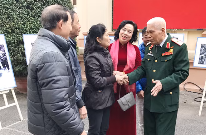 Thiếu tướng Nguyễn Văn Ninh gặp lại các cựu dân quân tham gia trận “Điện Biên Phủ trên không” 12 ngày đêm năm 1972.