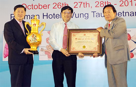 Do sức khỏe yếu, giáo sư Lê Thế Trung không thể tham dự sự kiện, con trai ông là thiếu tướng, giáo sư Lê Trung Hải nhận bằng Kỷ lục thay bố. Ảnh: K.L Do sức khỏe yếu, giáo sư Lê Thế Trung không thể tham dự sự kiện, con trai ông là thiếu tướng, giáo sư Lê Trung Hải nhận bằng Kỷ lục thay bố. Ảnh: K.L
