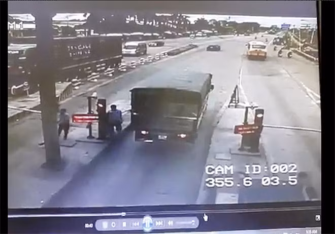 Xe tải húc đổ barie trạm thu phí.