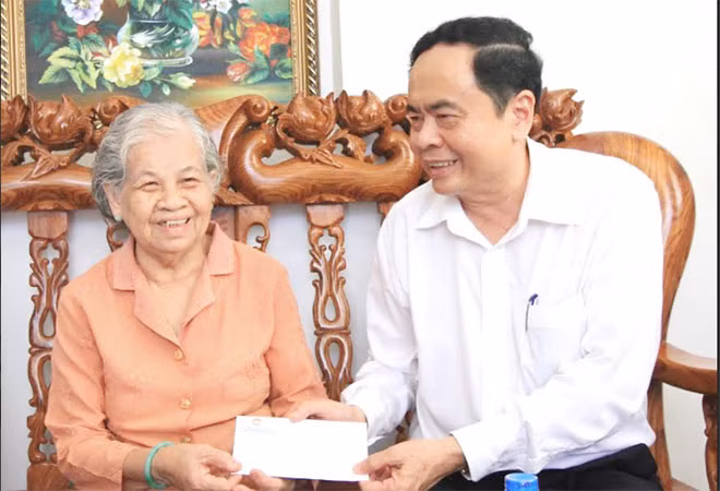 Chủ tịch Trần Thanh Mẫn, thăm và tặng quà gia đình cụ Huỳnh Cương.