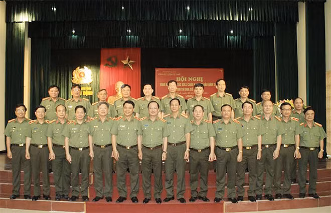 Thứ trưởng Nguyễn Văn Thành với các đại biểu tham dự Hội nghị.