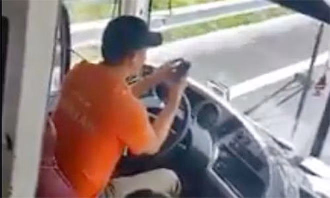 Lái xe vừa điều khiển, vừa “lướt nét”(ảnh cắt từ clip).