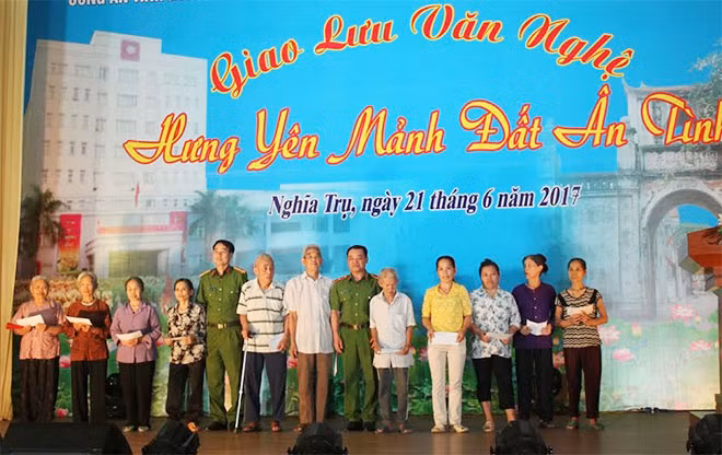 Học viên CSND trao tặng các phần quà cho các hộ gia đình khó khăn.