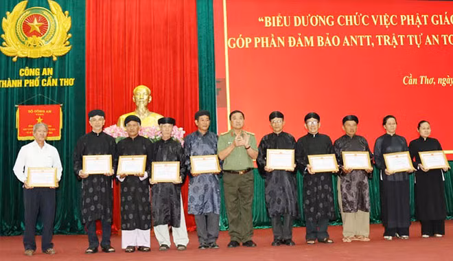 Giám đốc Công an TP Cần Thơ, khen thưởng các cá chức việc PGHH có thành tích xuất sắc trong công tác đảm bảo ANTT địa phương. Giám đốc Công an TP Cần Thơ, khen thưởng các cá chức việc PGHH có thành tích xuất sắc trong công tác đảm bảo ANTT địa phương.