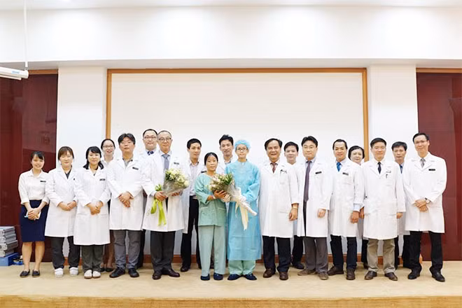 Kíp phẫu thuật ghép gan chúc mừng hai mẹ con chị Huyền – cháu Toàn trong ngày xuất viện.