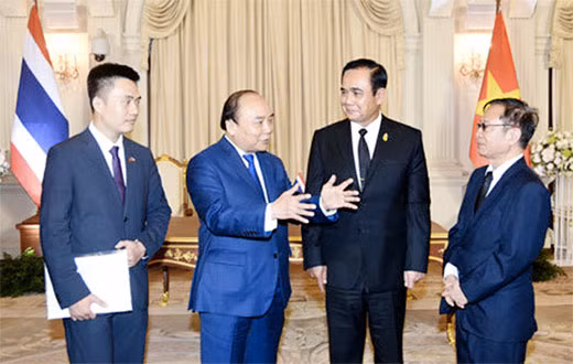 Hai Thủ tướng cùng nhau trao đổi về nhiều vấn đề.